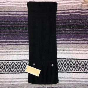 Knit scarf with pockets